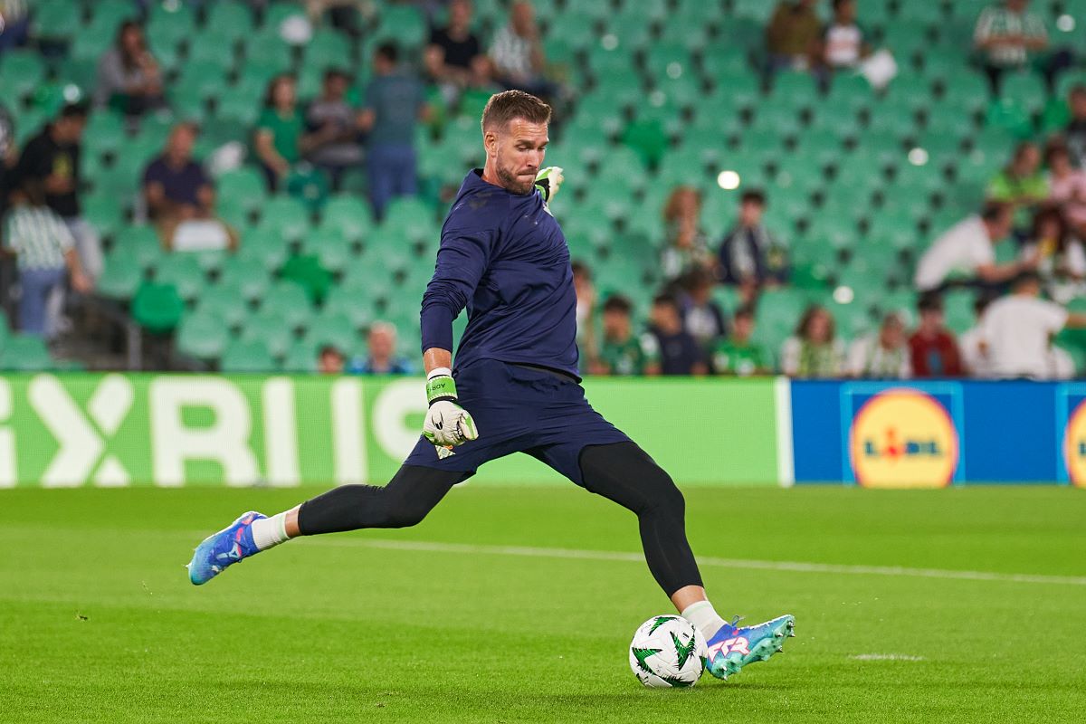 Adrián San Miguel en el calentamiento del Real Betis - Copenhague | Salvador López Medina para El MIRA