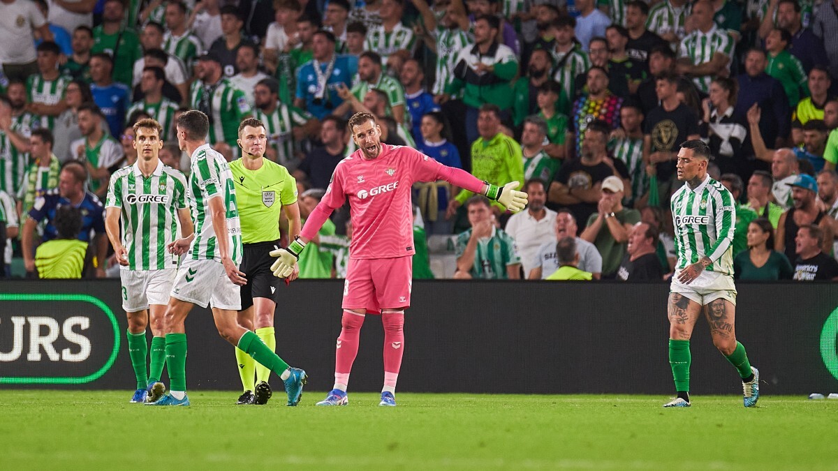 Los jugadores del Real Betis discuten en el partido ante el Copenhague | Salvador López Medina para El MIRA