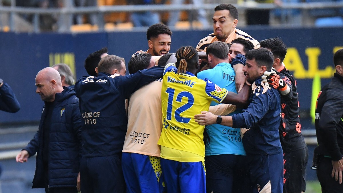 Los jugadores del Cádiz CF celebran el gol anotado por Iza Carcelén ante el Real Oviedo | CCF