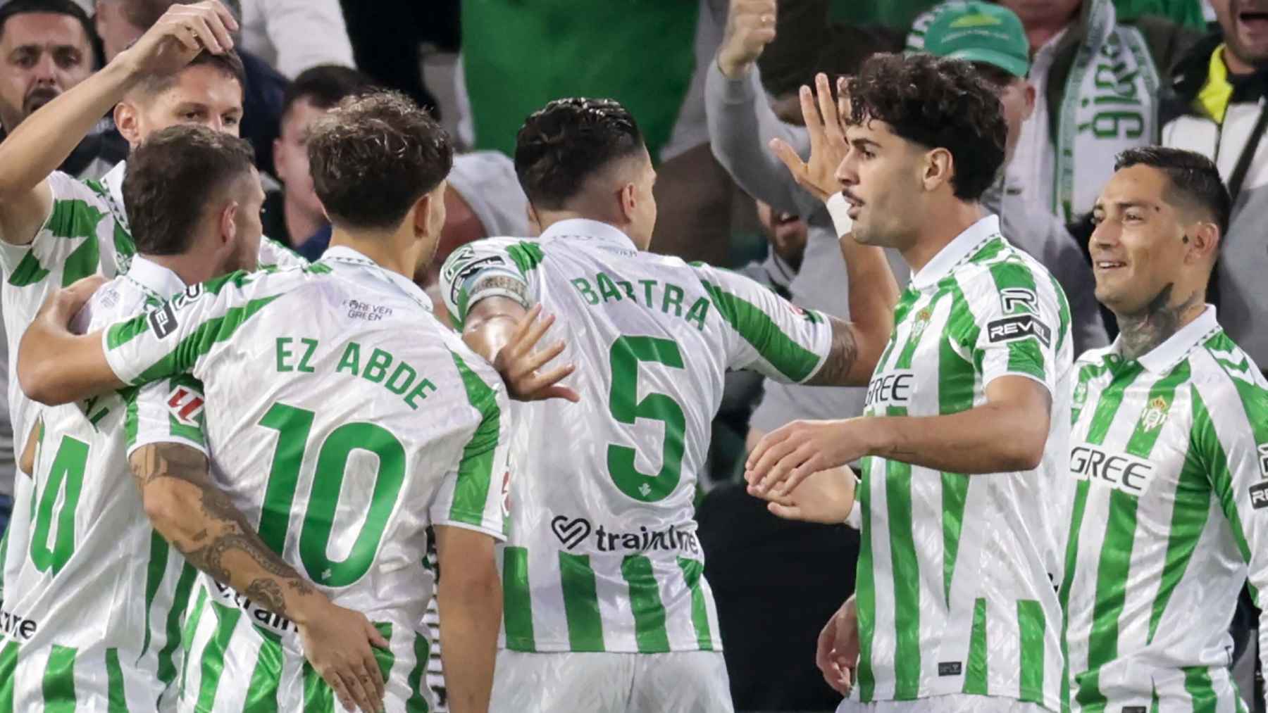 Los jugadores del Real Betis celebran el gol en propia de Giménez en el Real Betis - Atlético de Madrid | LaLiga
