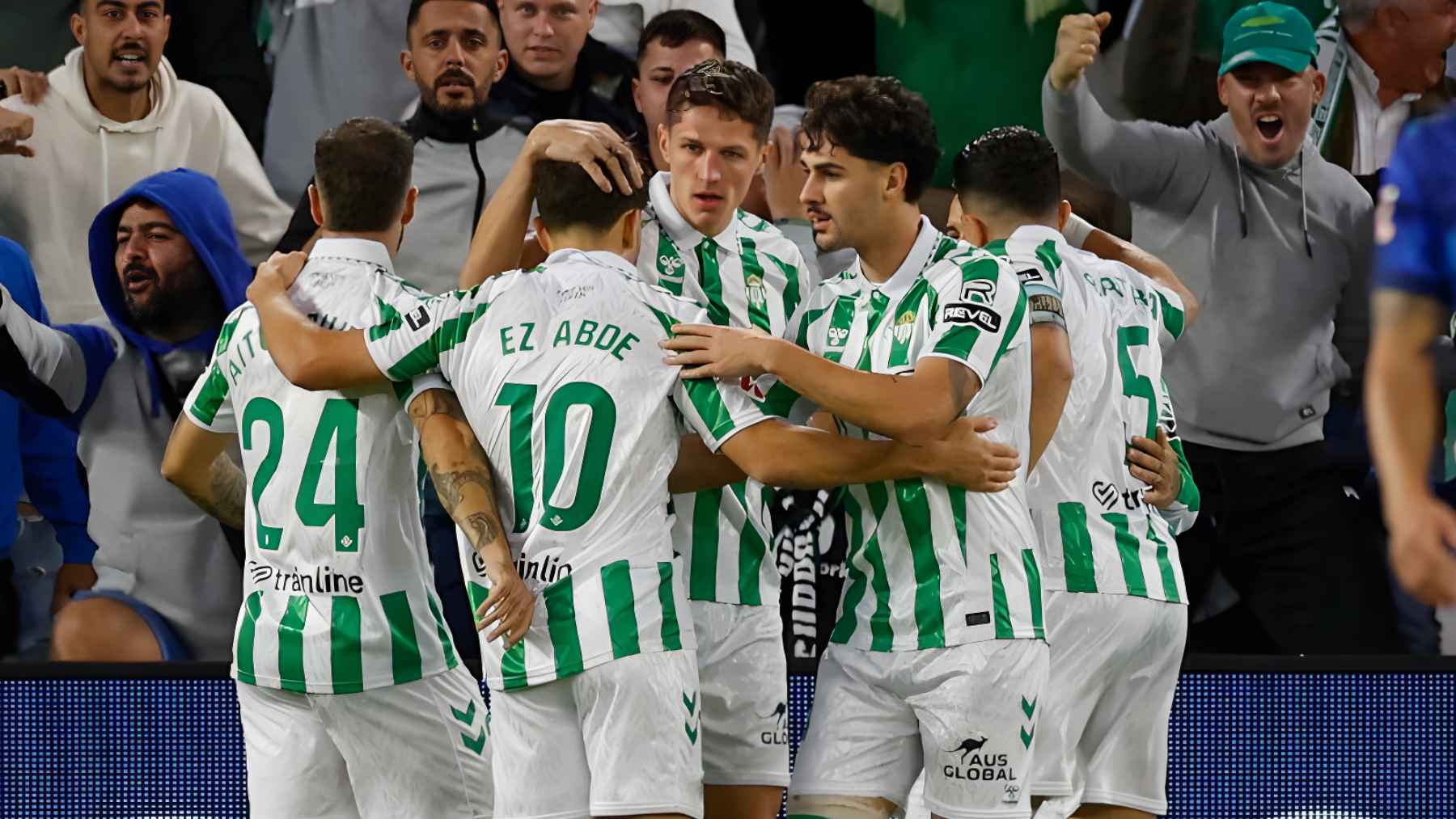 Los jugadores del Real Betis celebran el gol en propia de Giménez en el Real Betis - Atlético de Madrid | LaLiga