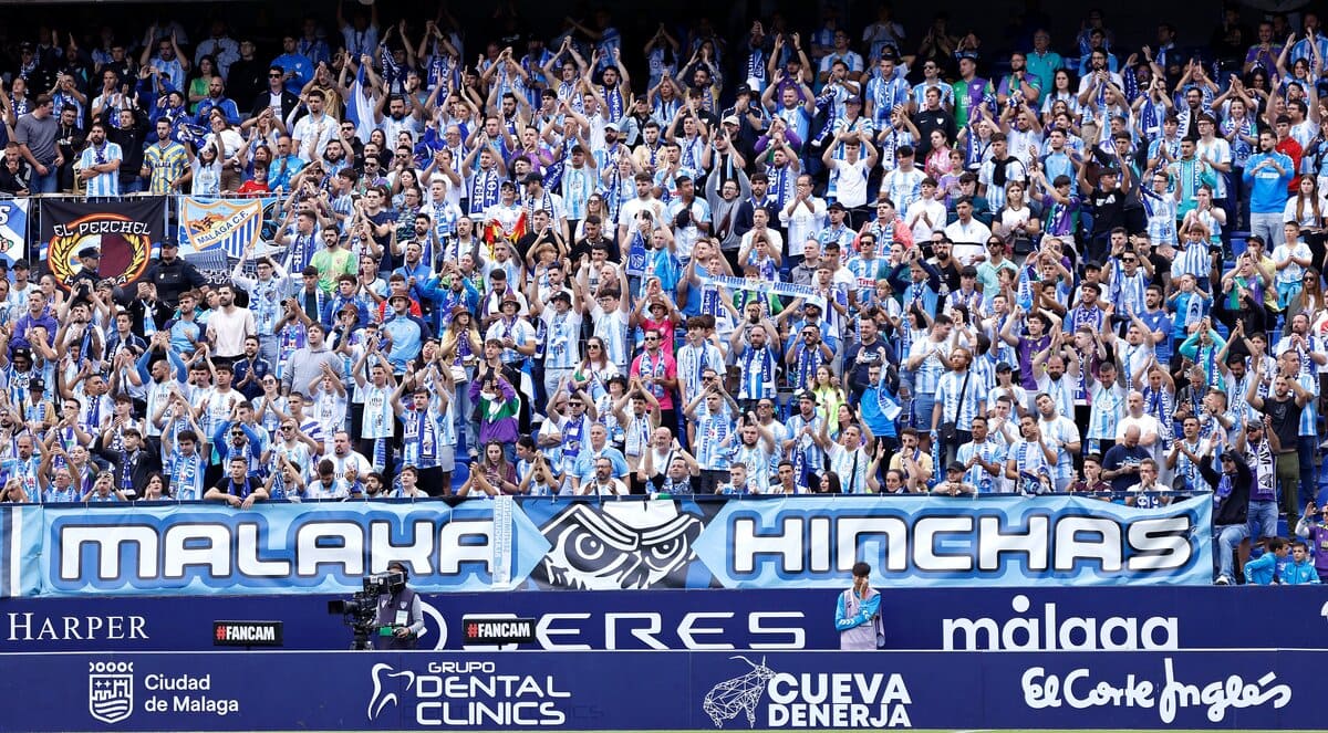 Aficionados del Málaga CF en La Rosaleda en el partido ante el SD Eibar