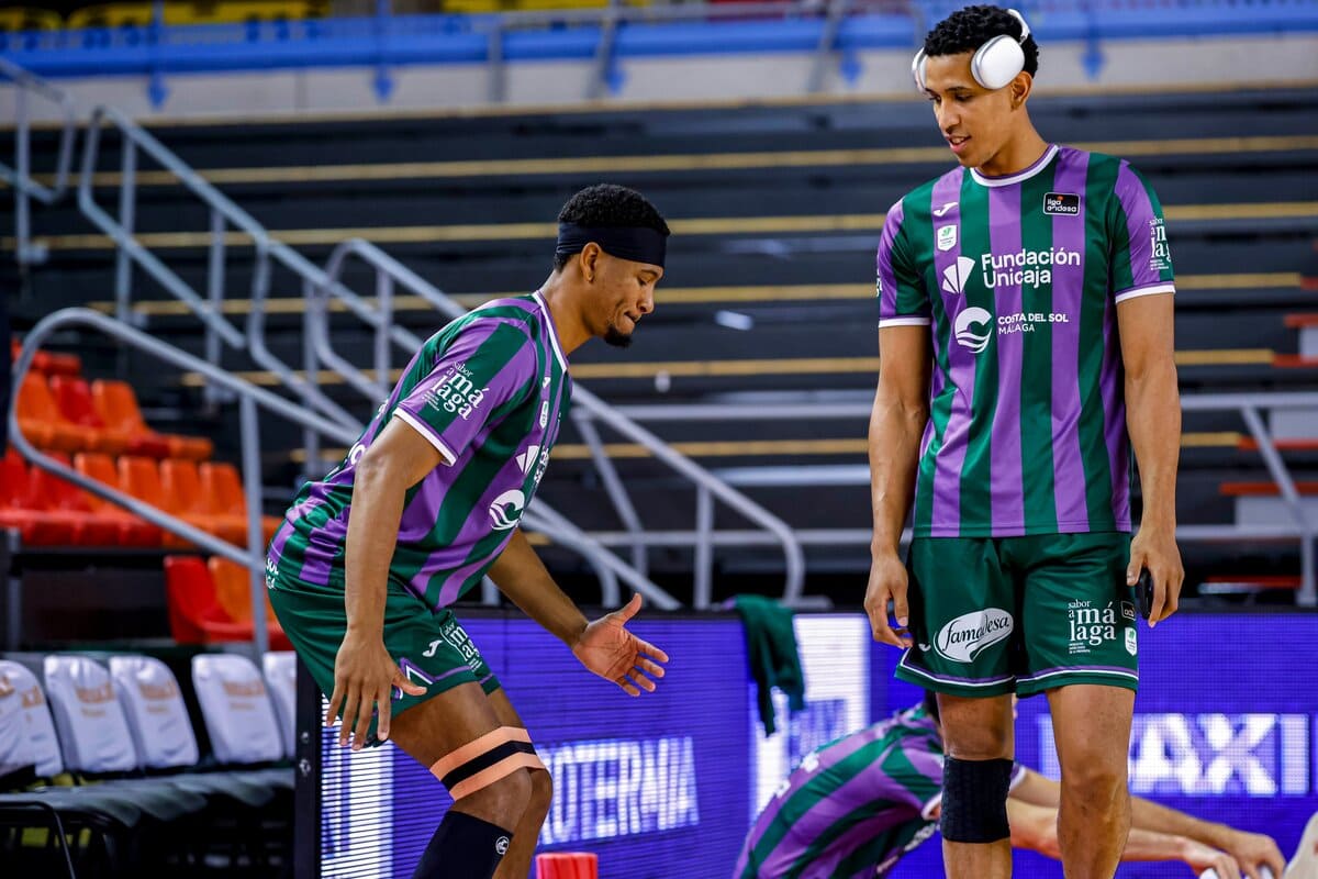 Jugadores cajistas antes del BAXI Manresa 109-69 Unicaja Baloncesto