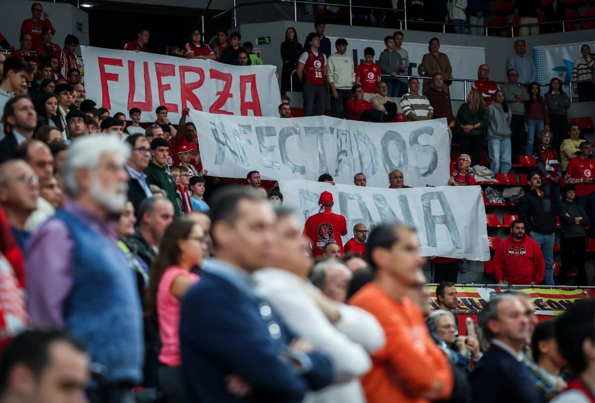 Aficionados apoyando a los afectados por la DANA durante el BAXI Manresa - Unicaja Baloncesto