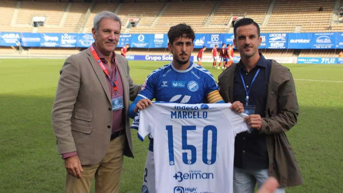 Homenaje a Marcelo junto a Sebastián Alonso de Medina y Antonio Bello, presidente y director deportivo del Xerez DFC | xerezdfc.com
