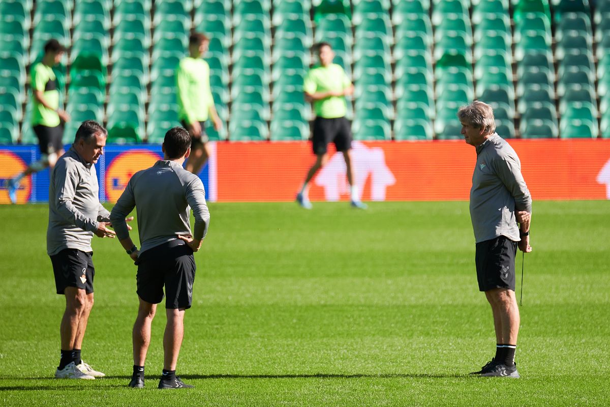 Manuel Pellegrini y su cuerpo técnico en el entrenamiento del Real Betis previo al Celje | Salvador López Medina para El MIRA