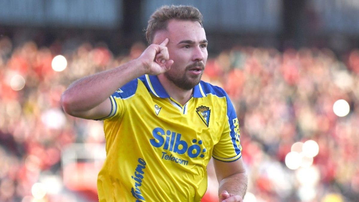 Javi Ontiveros celebra su primer gol anotado en el CD Mirandés - Cádiz CF | CCF