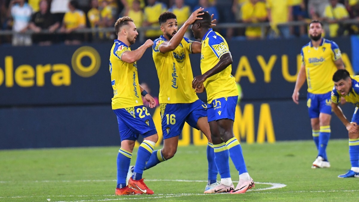 Chris Ramos y Francisco Mwepu celebran el gol anotado por el canterano del Cádiz CF ante el CD Tenerife | CCF