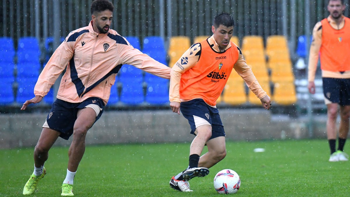 Tomás Alarcón y Chris Ramos en un entrenamiento del Cádiz CF | @TomasAlarconV