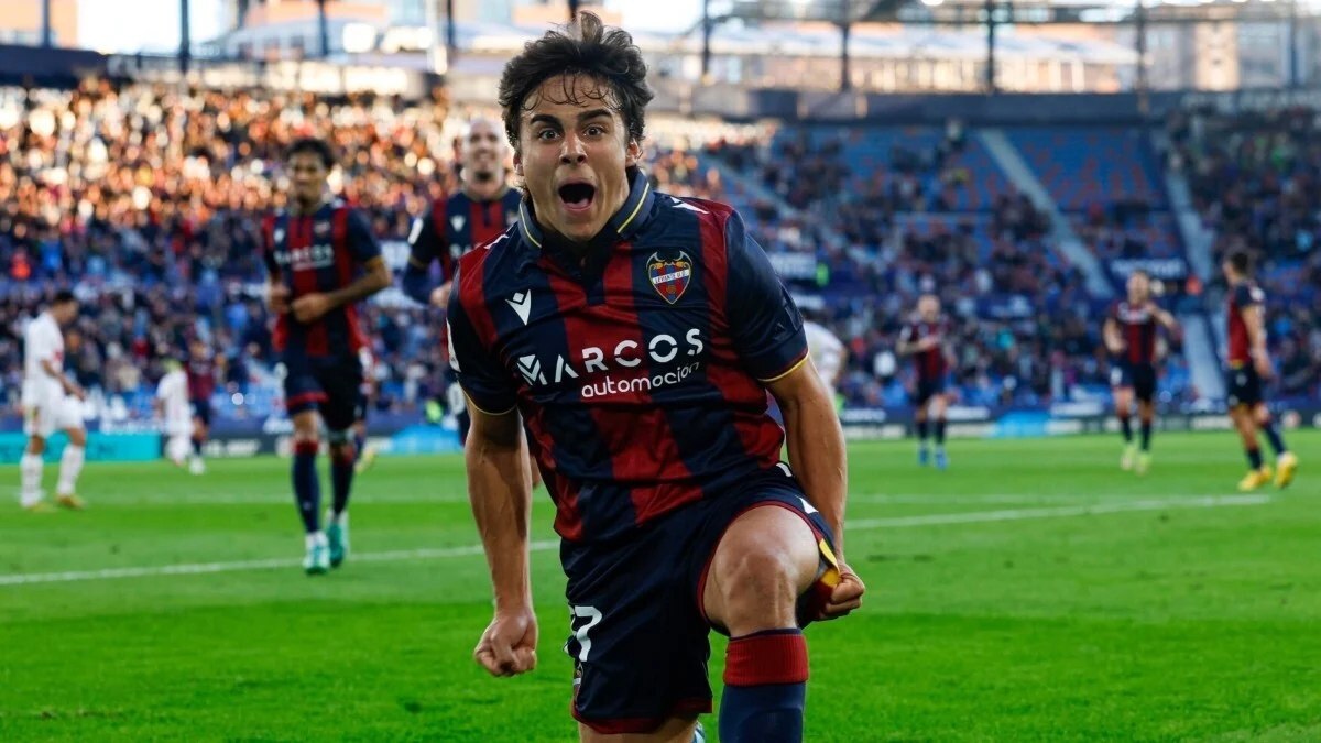 Carlos Álvarez celebra un gol anotado con la camiseta del Levante UD | LaLiga