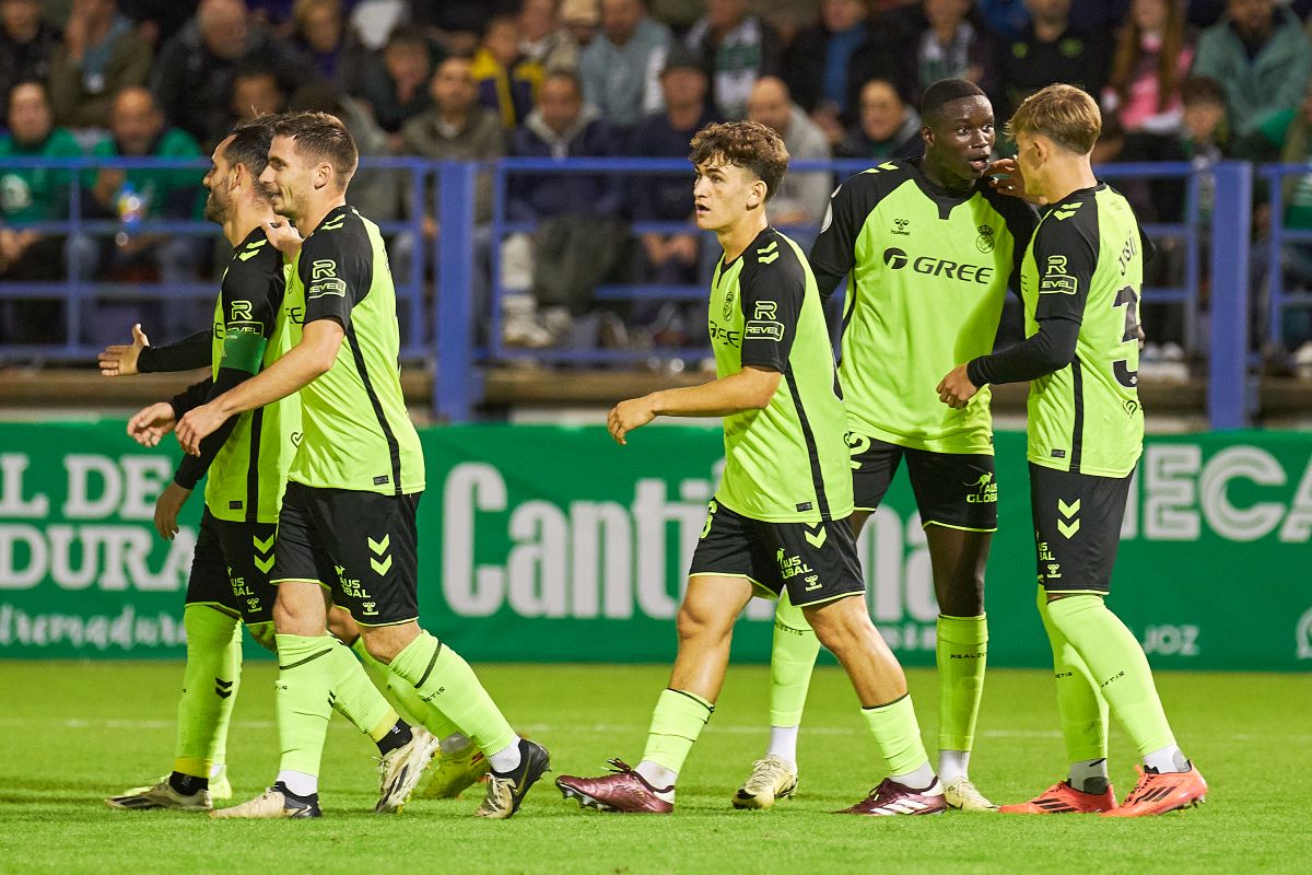 Mateo Flores, Mendy y Jesús Rodríguez en el CD Gévora - Real Betis | Salvador López Medina para El MIRA