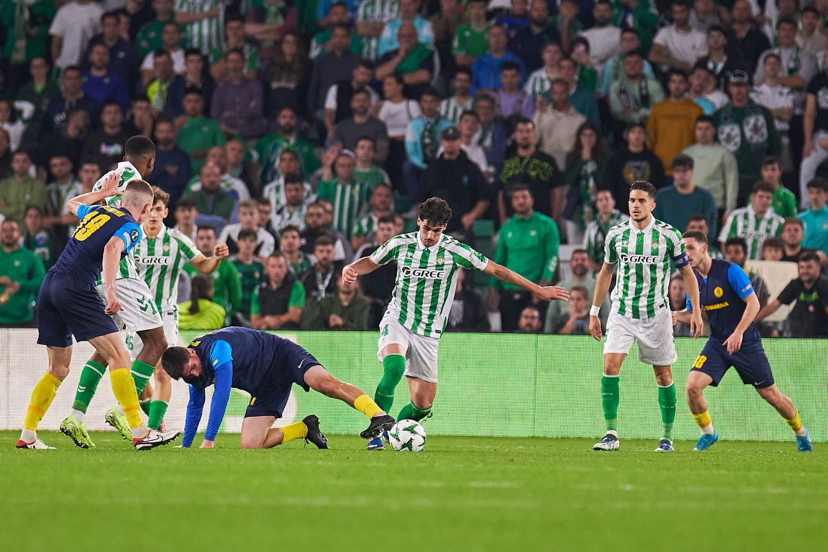 Johnny Cardoso en el Real Betis - Celje | Salvador López Medina para El MIRA