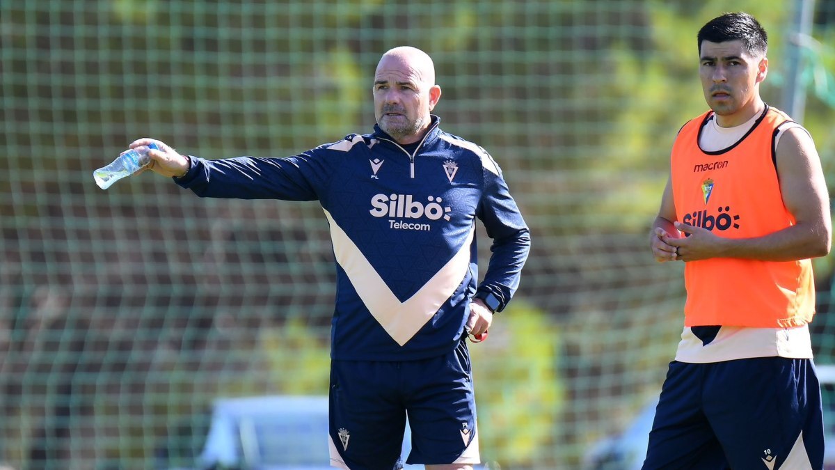 Paco López, junto a Tomás Alarcón, en un entrenamiento del Cádiz CF | @PacoLopezEntre1