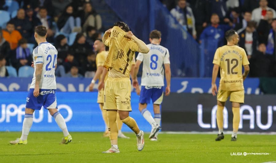 Kevin Medina después de ver la roja en el Real Zaragoza - Málaga CF