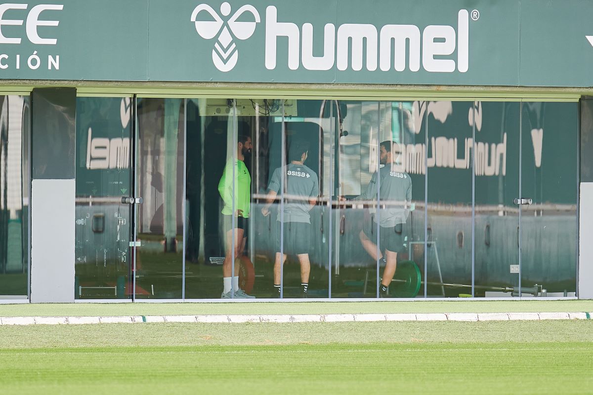 Isco trabajando en el gimnasio durante el entrenamiento del Real Betis | Salvador López Medina para El MIRA