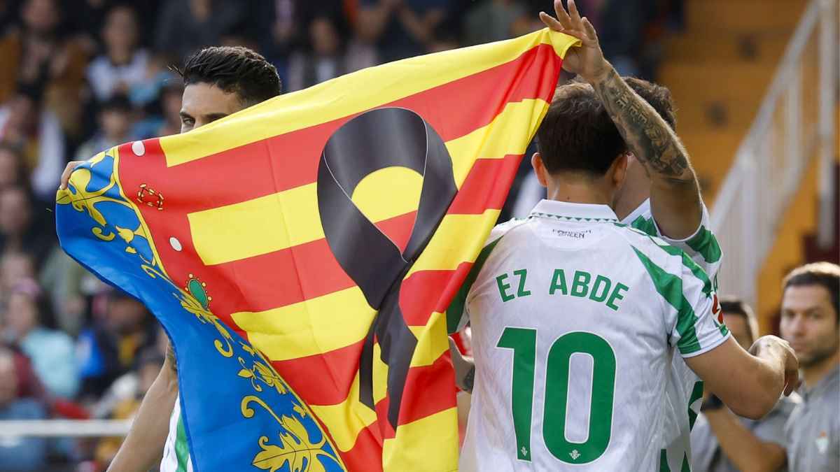 Marc Bartra, Abde y Aitor Ruibal celebran el gol del Betis en el Valencia CF - Real Betis | @LaLiga