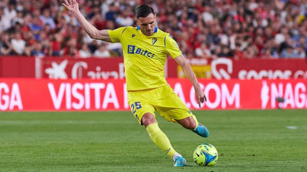 Lucas Pérez golpea el esférico que supuso el empate en el Ramón Sánchez-Pizjuán en el Sevilla FC - Cádiz CF | Salvador López Medina para El MIRA