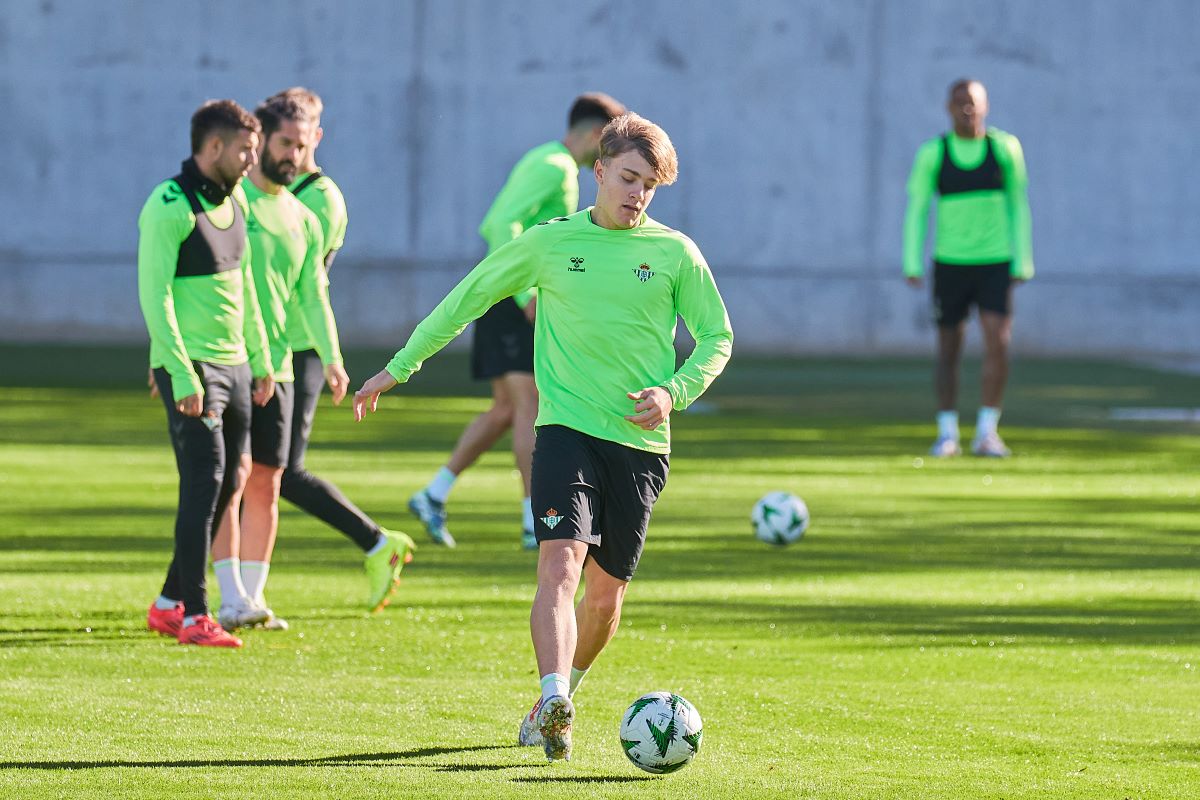 Jesús Rodríguez en el entrenamiento del Real Betis previo al Mladá Boleslav | Salvador López Medina para El MIRA
