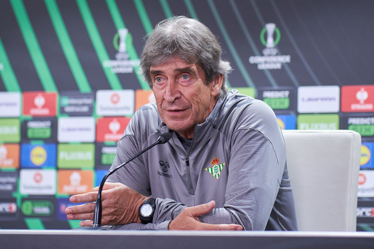 Manuel Pellegrini en la rueda de prensa previa al Mladá Boleslav - Real Betis | Salvador López Medina para El MIRA