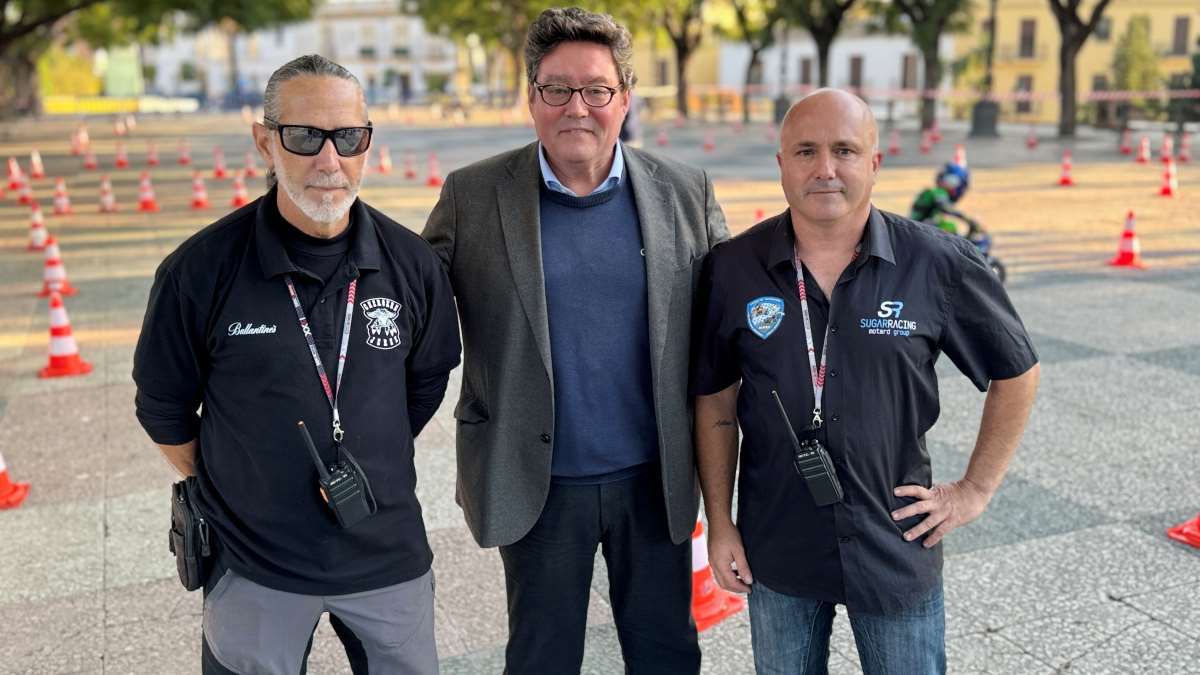 José Ángel Aparicio junto a representantes de la Exhibición motera | Cristo García