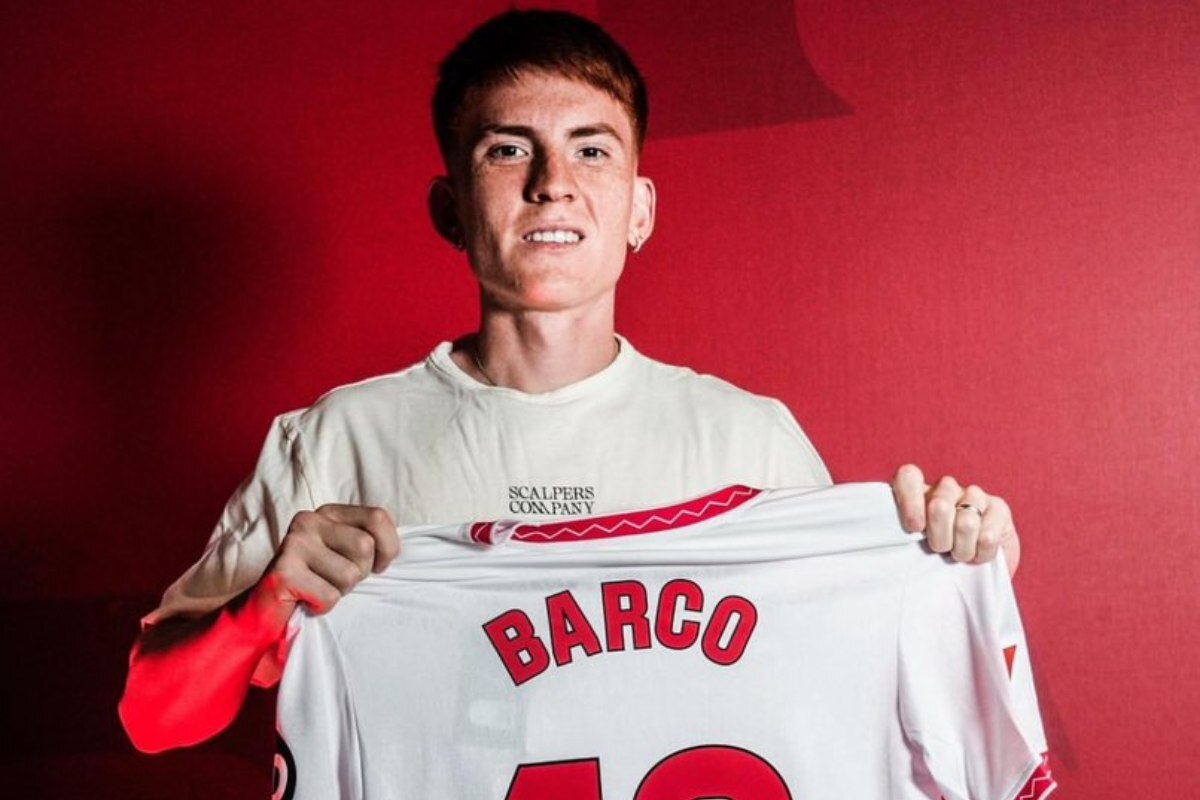Valentín Barco posa con la camiseta del Sevilla FC | SFC