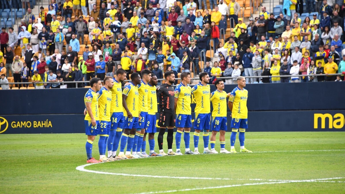 Los jugadores del Cádiz CF durante un minuto de silencio | CCF