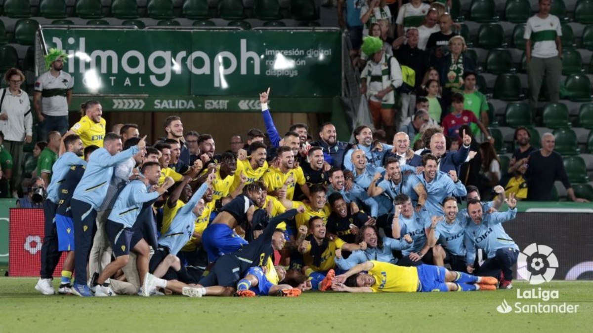 Los jugadores del Cádiz CF celebran la permanencia en Primera División obtenida en el Martínez Valero | LaLiga