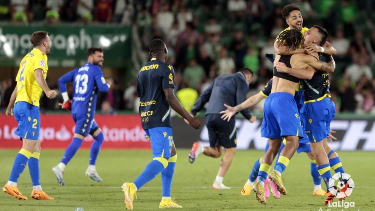 Los jugadores del Cádiz CF celebran la permanencia en Primera División obtenida en el Martínez Valero | LaLiga