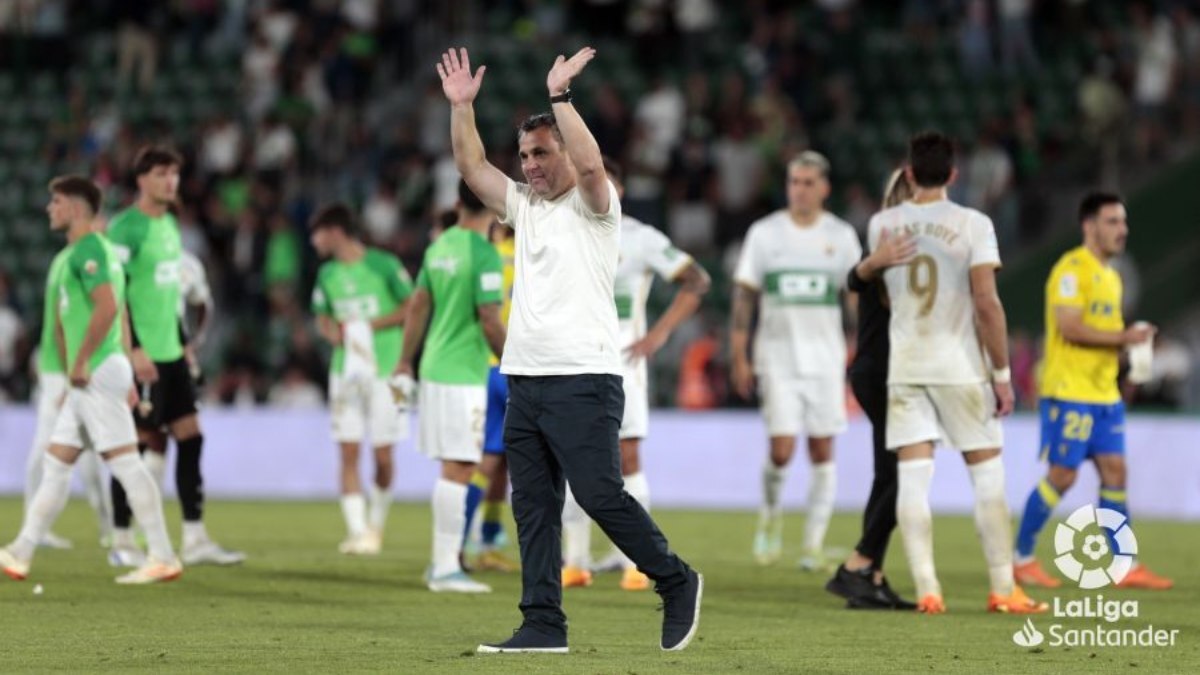 Sergio González celebra la permanencia del Cádiz CF en el Martínez Valero | LaLiga