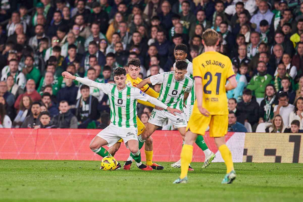 Johnny Cardoso y Marc Roca en el Real Betis - FC Barcelona | Salvador López Medina para El MIRA