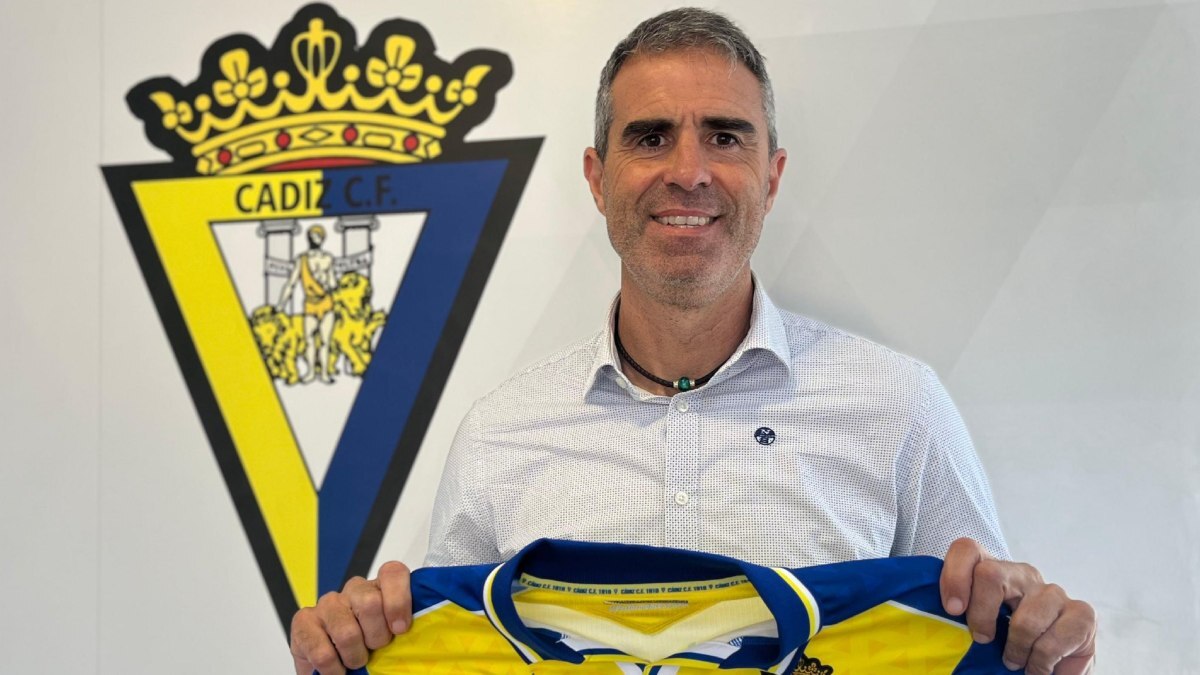 Gaizka Garitano posa con los colores de su nuevo equipo: el Cádiz CF | CCF