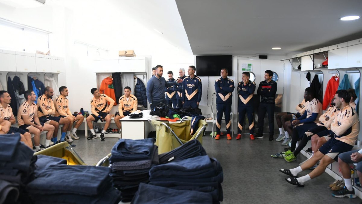 Gaizka Garitano en su primera toma de contacto con la plantilla del Cádiz CF | CCF