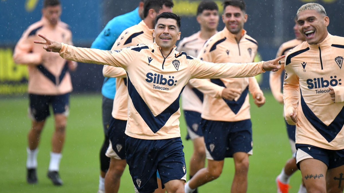 Tomás Alarcón y Brian Ocampo durante un entrenamiento lluvioso con el Cádiz CF | @TomasAlarconV