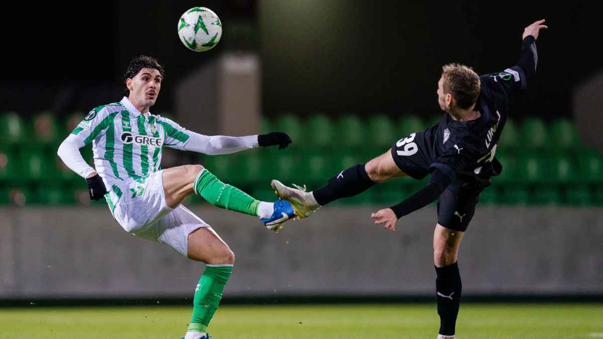 Johnny Cardoso en el Petrocub - Real Betis | @RealBetis