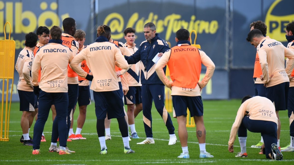 Gaizka Garitano charla con los jugadores del Cádiz CF durante un entrenamiento | CCF