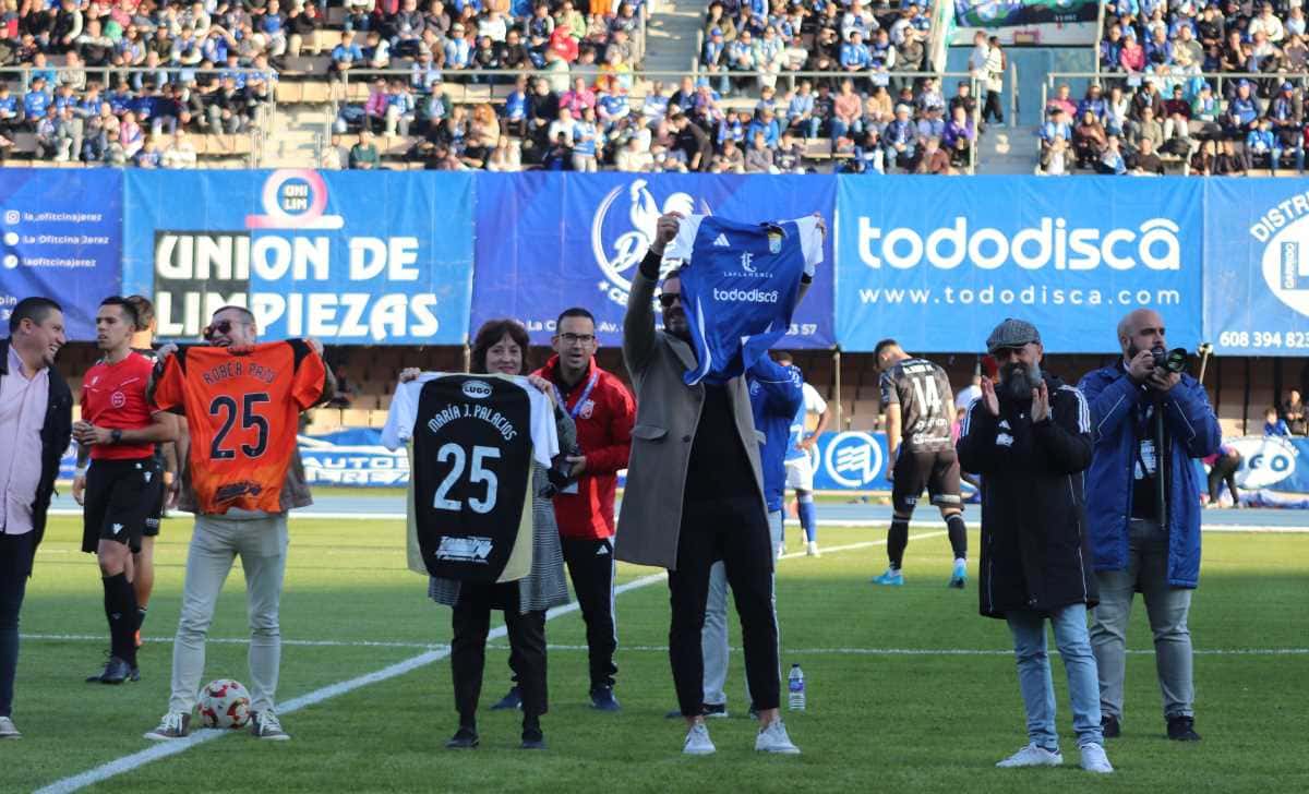 Los representantes de los Reyes Magos de Jerez 2024 recibieron un obsequio por parte del Xerez CD | Laura Sanz