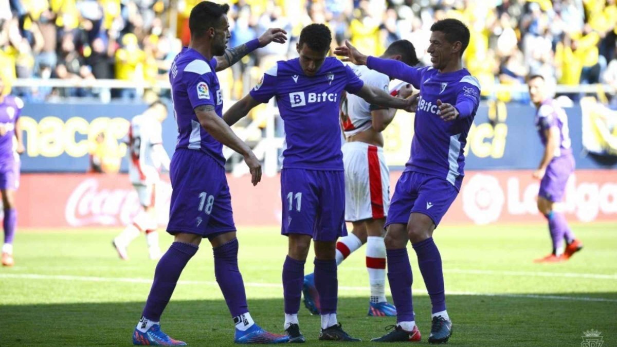 Álvaro Negredo y Rubén Alcaraz abrazan a Oussama Idrissi tras anotar gol con el Cádiz CF | CCF