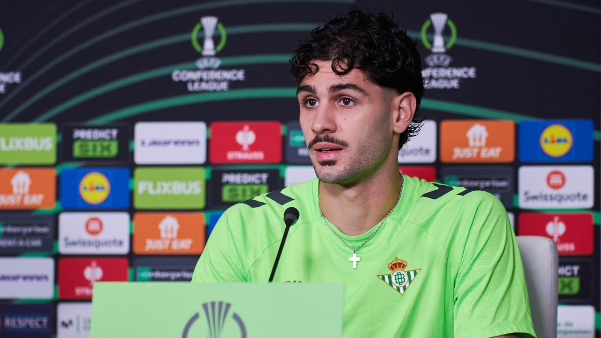 Johnny Cardoso en la rueda de prensa previa al Real Betis - HJK Helsinki | Salvador López Medina para El MIRA