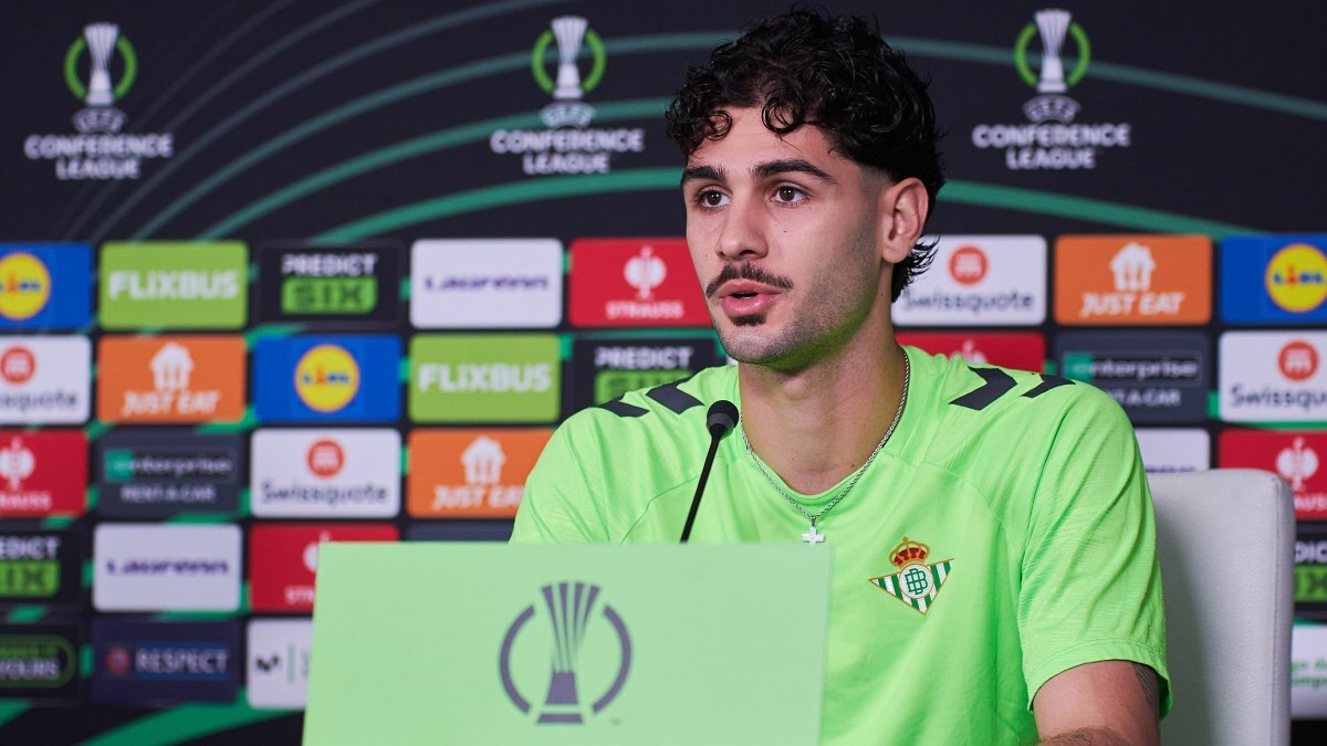 Johnny Cardoso en la rueda de prensa previa al Real Betis - HJK Helsinki | Salvador López Medina para El MIRA