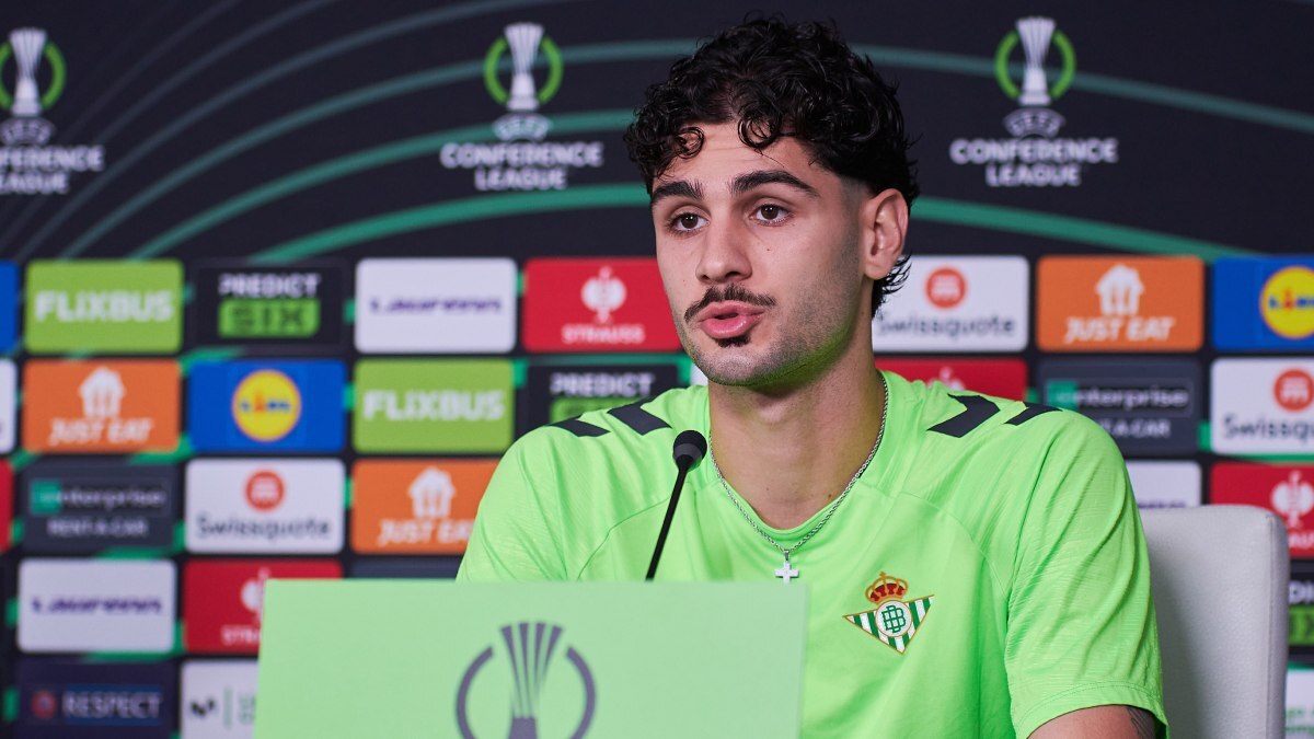 Johnny Cardoso en la rueda de prensa previa al Real Betis - HJK Helsinki | Salvador López Medina para El MIRA