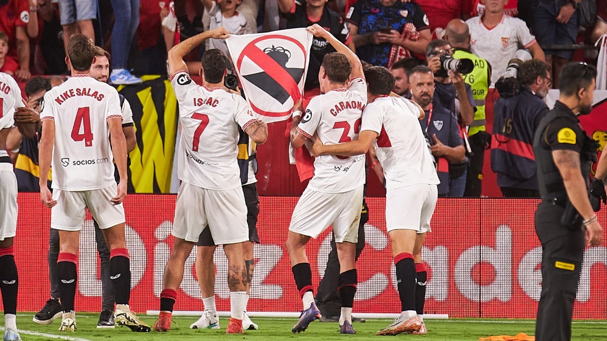Los jugadores del Sevilla FC posan con la famosa bandera | Salvador López Medina para El MIRA