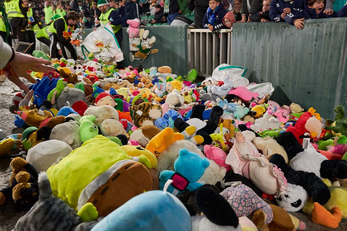 Lluvia de peluches en el Real Betis -Rayo Vallecano | Salvador López Medina para El MIRA