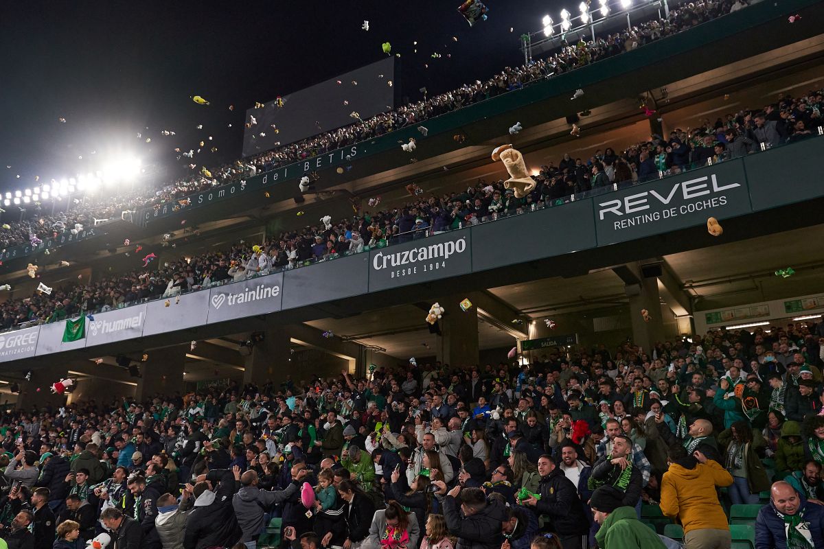Lluvia de peluches en el Real Betis -Rayo Vallecano | Salvador López Medina para El MIRA