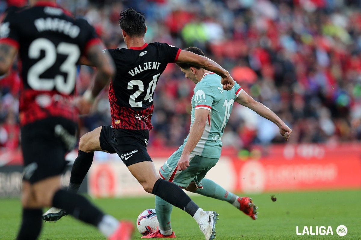 Martin Valjent y Julián Álvarez en un RCD Mallorca - Atlético de Madrid | LaLiga