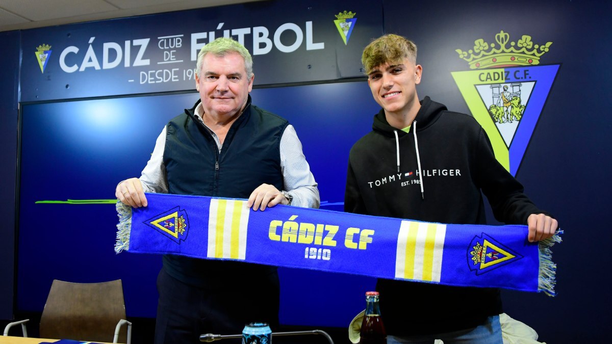 José Antonio de la Rosa y Manuel Vizcaíno en la renovación del futbolista | CCF