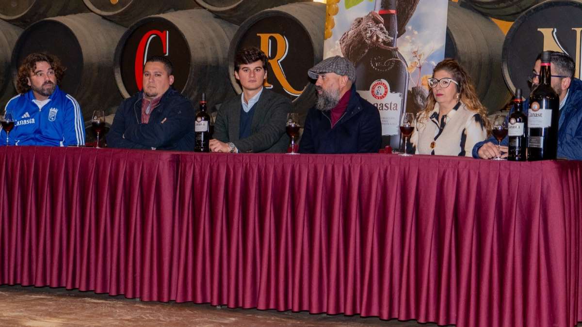 Presentación de la camiseta retro del Xerez CD en las Bodegas Williams Humbert