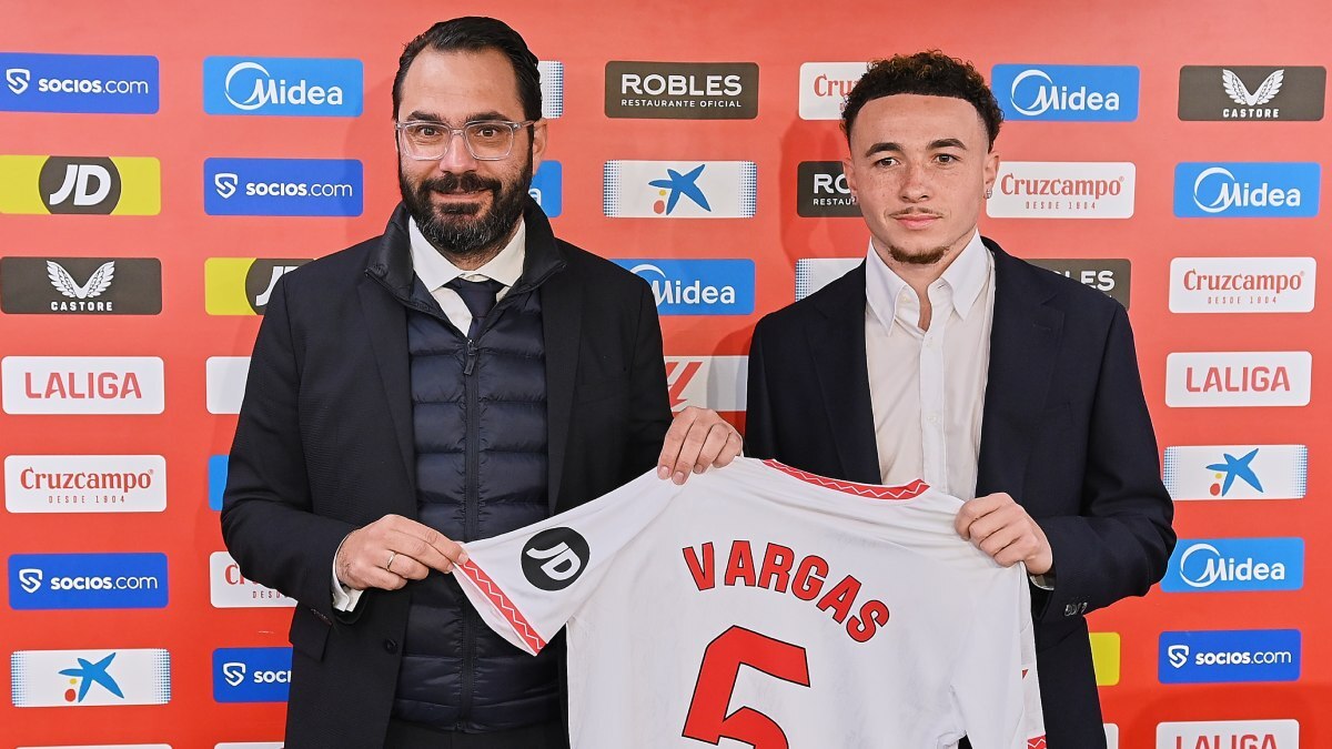 Rubén Vargas y Víctor Orta en la presentación del jugador del Sevilla FC | Salvador López Medina para El MIRA
