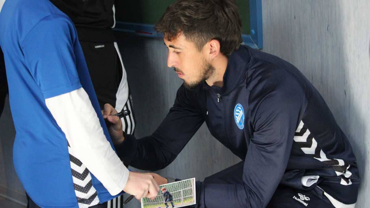 Marcelo Villaça firmando autógrafos a los alumnos del CEIP Antonio Machado | Xerez Deportivo FC