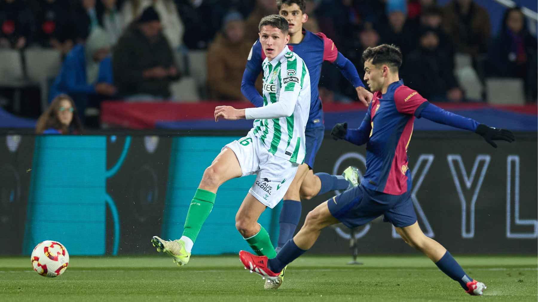 Sergi Altimira y Pedri en el FC Barcelona - Real Betis | @RealBetis