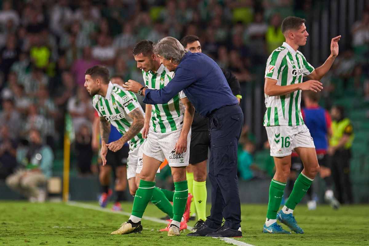 Manuel Pellegrini y Romain Perraud en un partido del Real Betis | Salvador López Medina para El MIRA